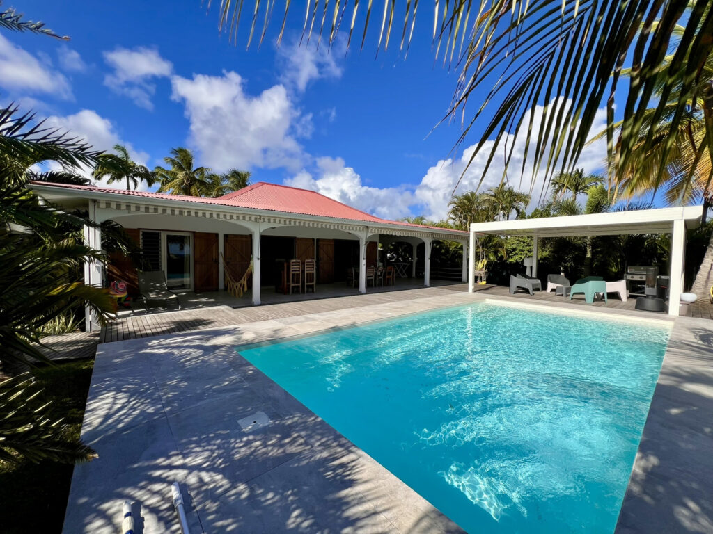 Villa avec vue mer et gîtes à Saint-François – 9 pièces – 6 chambres – 200 m²