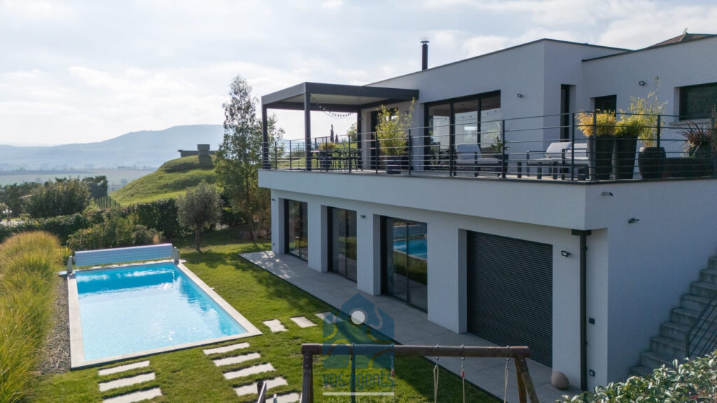 Villa avec vue, piscine, terrasses et garages – 6 pièces – 4 chambres – 170 m²