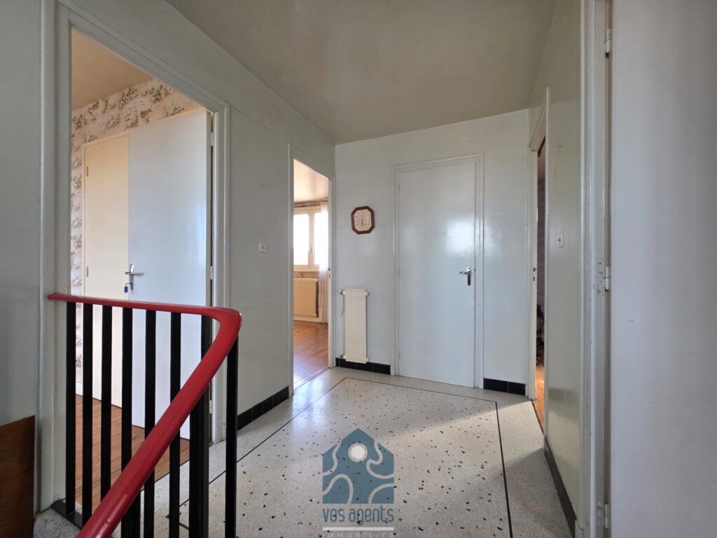 Maison 6 pièces avec terrasse, garage et atelier – 6 pièces – 4 chambres – 111 m²