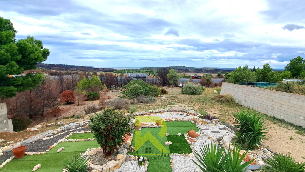 Villa plain-pied 134 m2  Vue sur l&rsquo;étang   Terrain 1470 m2 – 4 pièces – 3 chambres – 134 m²