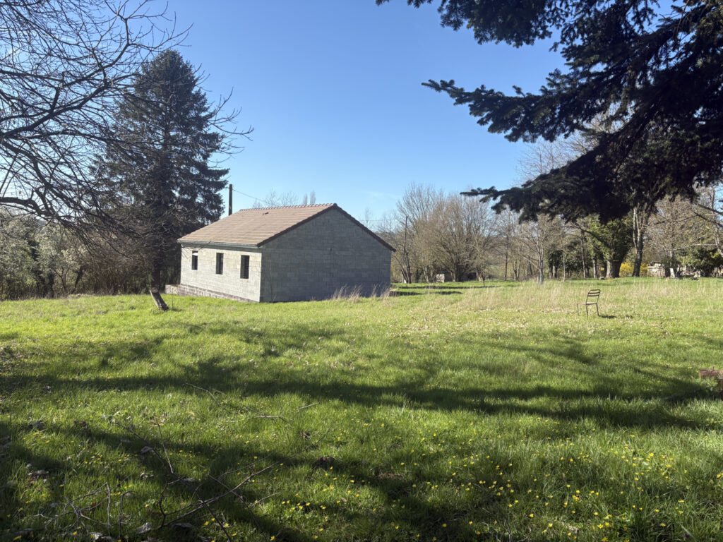 Maison de campagne à finir de construire – 3 pièces – 2 chambres – 93 m²