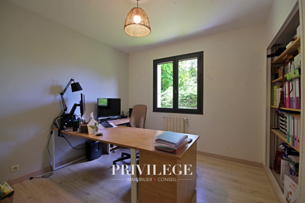 Maison familiale 160m2 vue dégagée – 7 pièces – 6 chambres – 161 m²