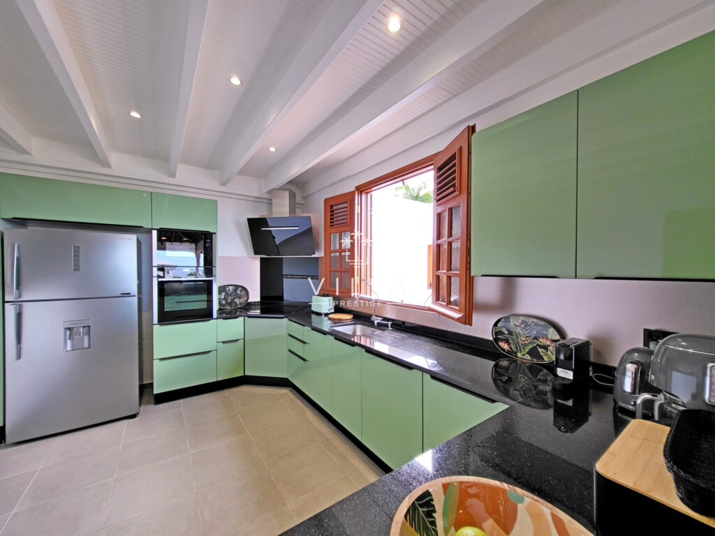 SUPERBE VILLA VUE MER 4 CHAMBRES+BUREAU – PISCINE – DESHAIES – 6 pièces – 4 chambres – 195 m²