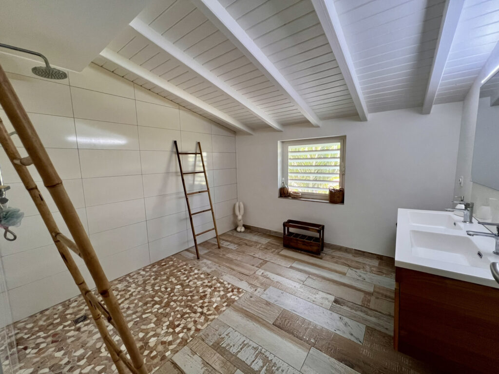 Villa avec vue mer et gîtes à Saint-François – 9 pièces – 6 chambres – 200 m²