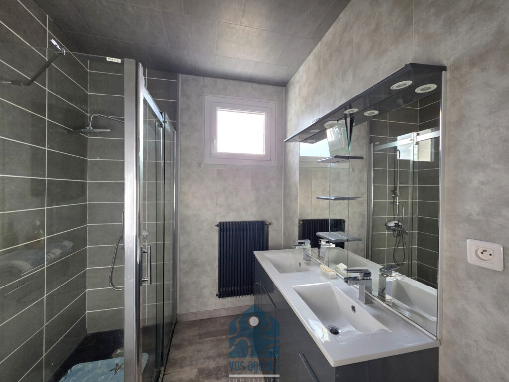Maison avec terrasse, balcon et garage – 5 pièces – 3 chambres – 124.15 m²