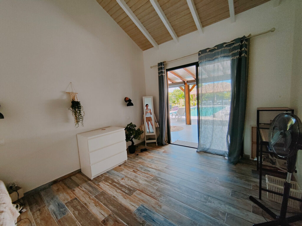 VILLA RECENTE AVEC PISCINE GARAGE SUR TERRAIN 2000 M2 EN CEN – 4 pièces – 3 chambres – 128 m²