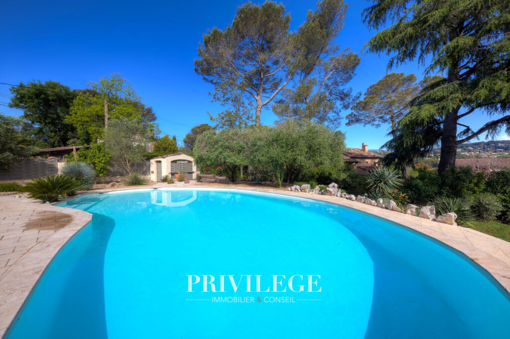 Mougins   Villa familiale au charme intemporel avec vue déga – 7 pièces – 6 chambres – 170 m²