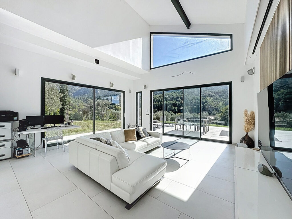Parcelle avec nombreux oliviers. – 5 pièces – 4 chambres – 174 m²