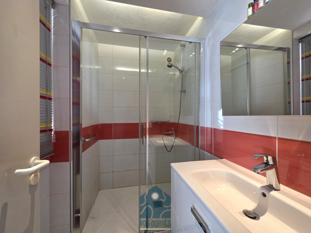Maison d&rsquo;architecte 7 pièces avec garage, terrasse et terrai – 7 pièces – 5 chambres – 175 m²