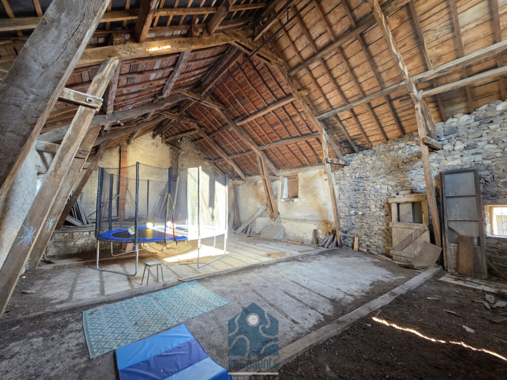 Maison de village avec cour, terrasse, caves, granges et par – 7 pièces – 5 chambres – 180 m²