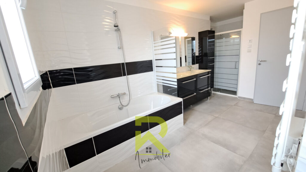 Villa plain-pied 134 m2  Vue sur l&rsquo;étang   Terrain 1470 m2 – 4 pièces – 3 chambres – 134 m²