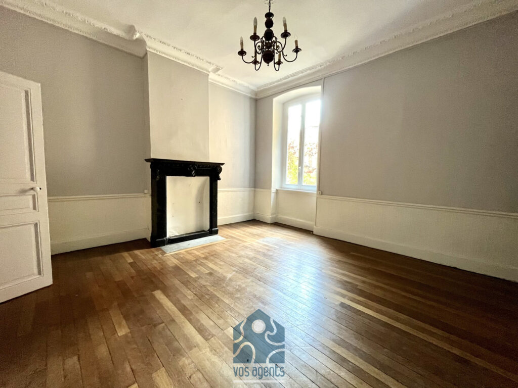 Hôtel particulier sur 3 niveaux avec terrasse  – 8 pièces – 5 chambres – 226.41 m²