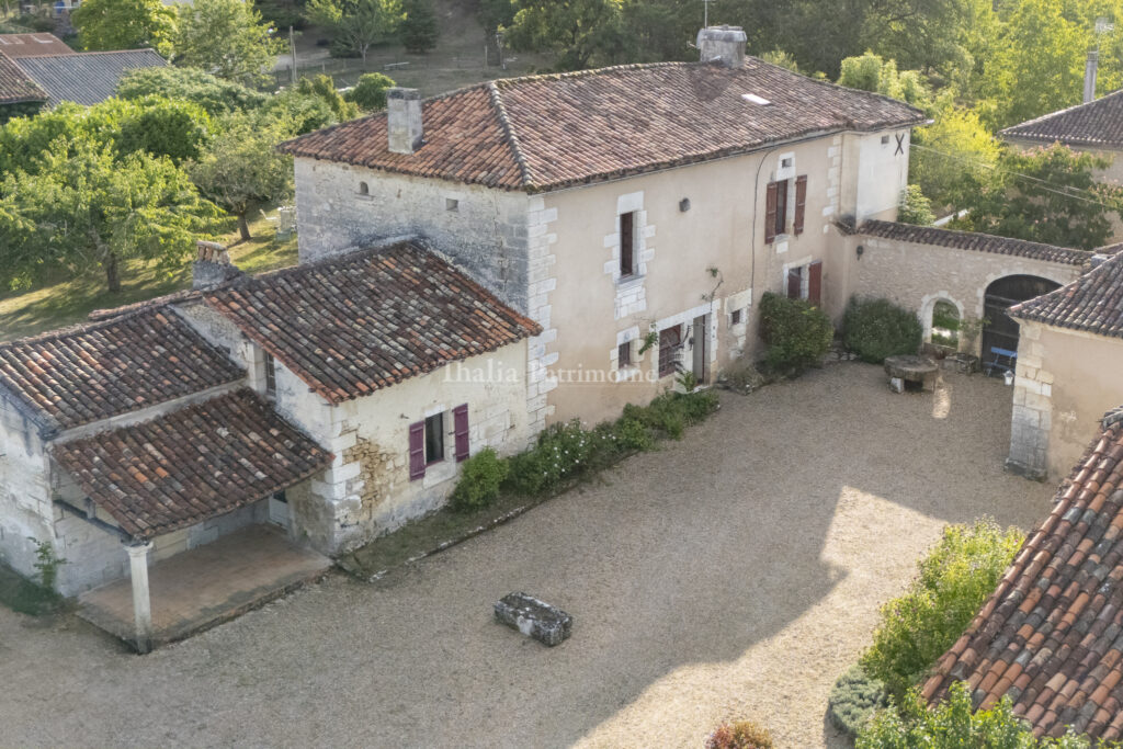 SUPERBE PROPRIETE A RENOVER   380 m2 environ -10 chambres, 1 – 16 pièces – 10 chambres – 390 m²