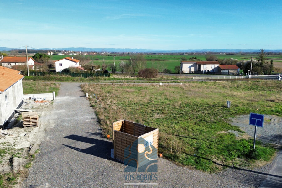 Terrain à vendre à Pessat-villeneuve