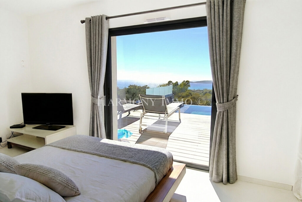 VILLA VUE MER PANORAMIQUE – Piscine à débordement   Bar à fl – 8 pièces – 6 chambres – 202 m²