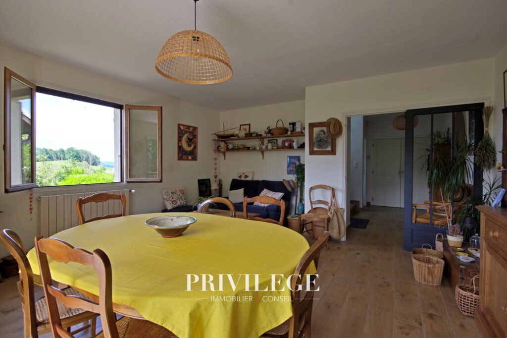 Maison familiale 160m2 vue dégagée – 7 pièces – 6 chambres – 161 m²
