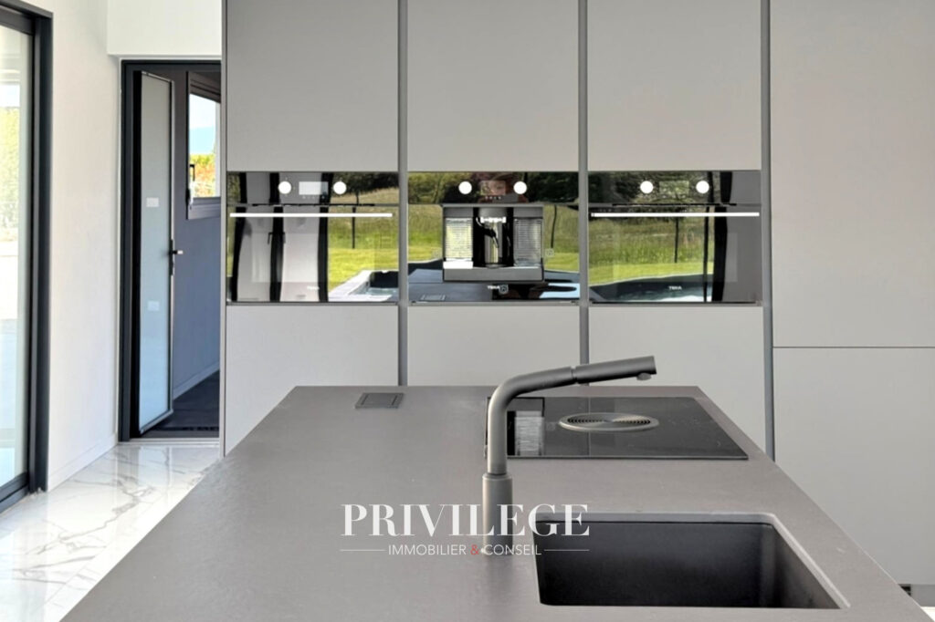 Plain-pied contemporain avec piscine et prestations haut de  – 4 pièces – 3 chambres – 155 m²