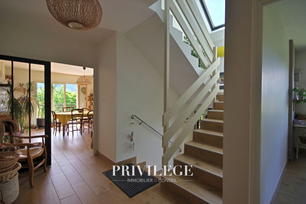 Maison familiale 160m2 vue dégagée – 7 pièces – 6 chambres – 161 m²