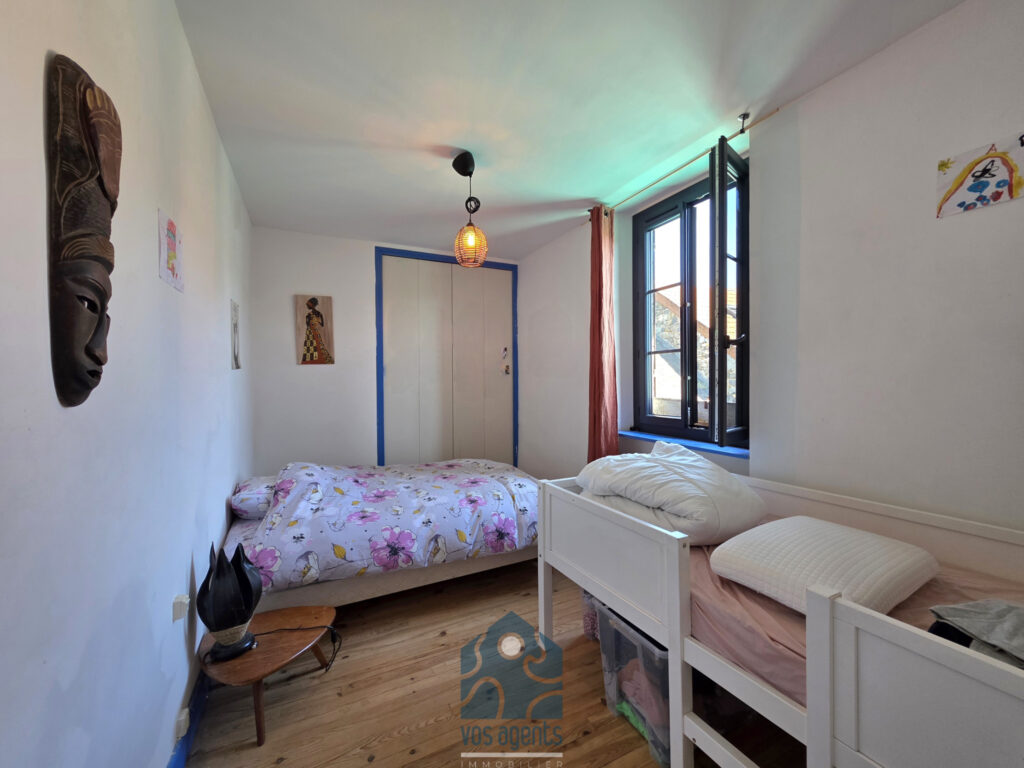 Maison de village avec cour, terrasse, caves, granges et par – 7 pièces – 5 chambres – 180 m²