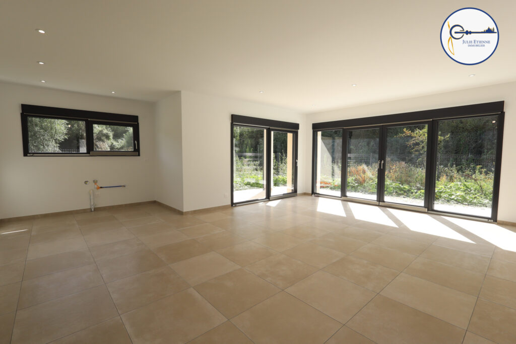 Maison de plain-pied UXEGNEY  5 pièces 118m2 – 5 pièces – 3 chambres – 118 m²