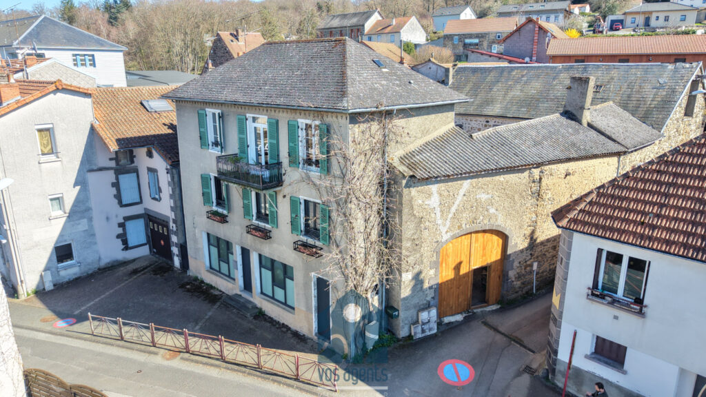 Maison de village avec cour, terrasse, caves, granges et par – 7 pièces – 5 chambres – 180 m²