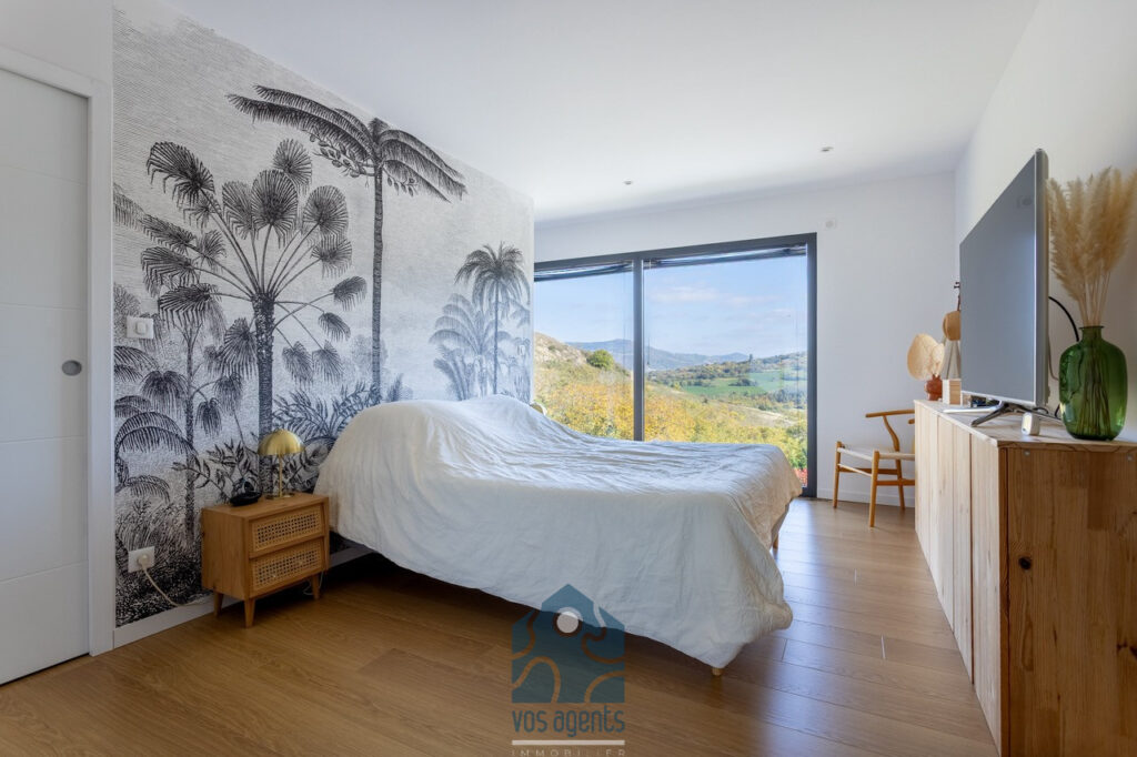 Villa avec vue, piscine, terrasses et garages – 6 pièces – 4 chambres – 178 m²