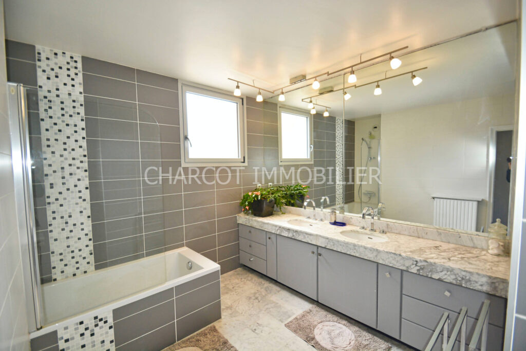 EXCLUSIVITÉ – LYON 5ÈME – APPARTEMENT T5 + CAVE + PARKING PR – 5 pièces – 3 chambres – 137.08 m²