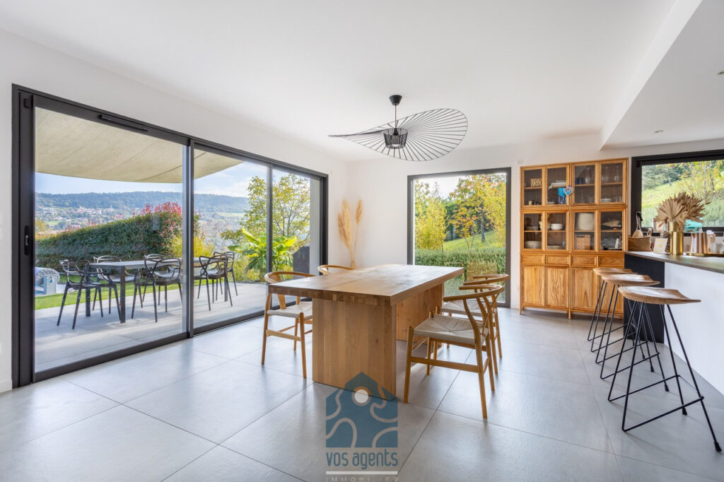 Villa avec vue, piscine, terrasses et garages – 6 pièces – 4 chambres – 178 m²