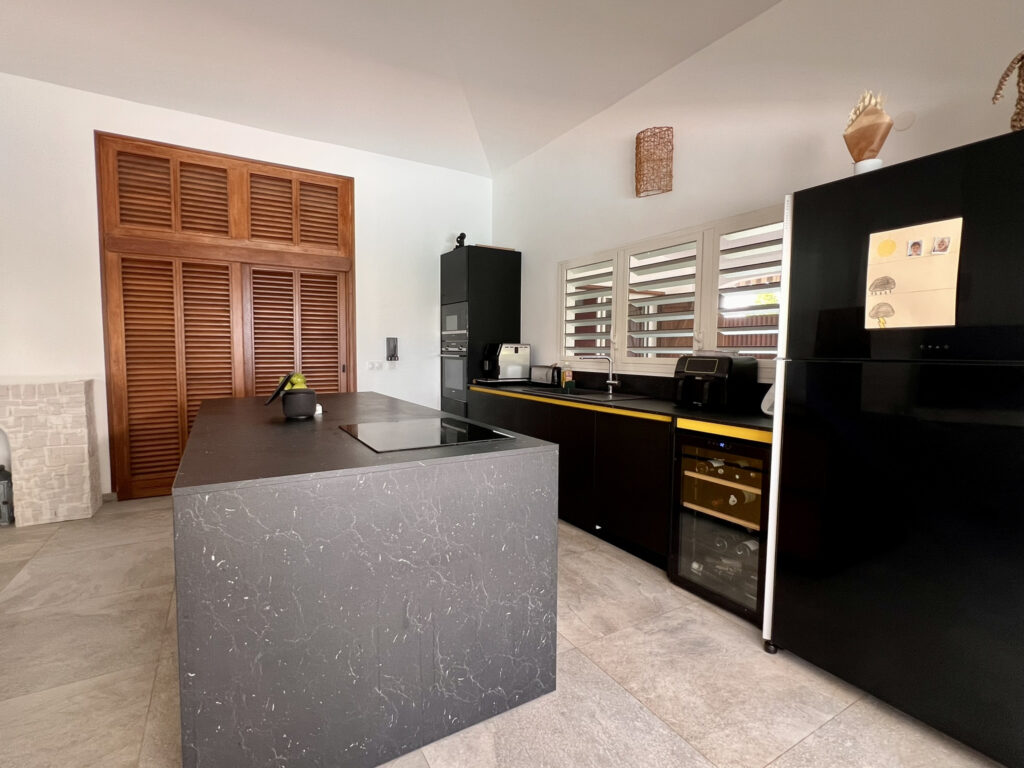 Villa avec vue mer et gîtes à Saint-François – 9 pièces – 6 chambres – 200 m²