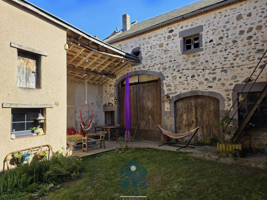Maison de village avec cour, terrasse, caves, granges et par – 7 pièces – 5 chambres – 180 m²