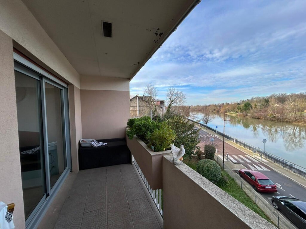 Duplex au dernier étage – Vue imprenable sur les bords de Ma – 5 pièces – 4 chambres – 104 m²