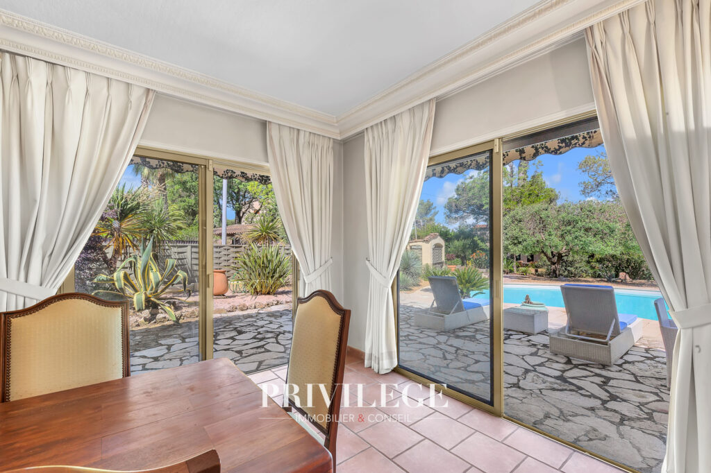 Mougins   Villa familiale au charme intemporel avec vue déga – 7 pièces – 6 chambres – 170 m²
