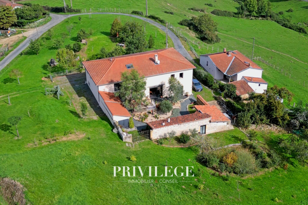 Ancien corps de ferme rénové, vue imprenable, 5 chambres – 6 pièces – 5 chambres – 304 m²