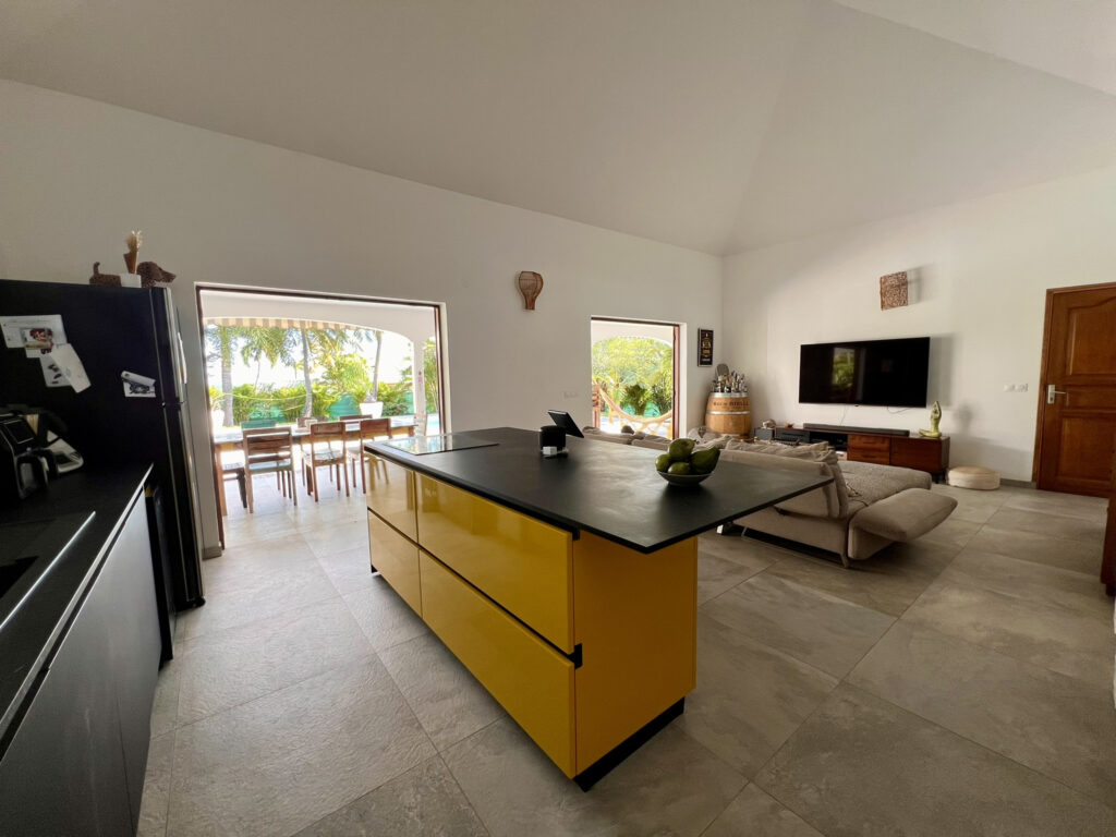 Villa avec vue mer et gîtes à Saint-François – 9 pièces – 6 chambres – 200 m²