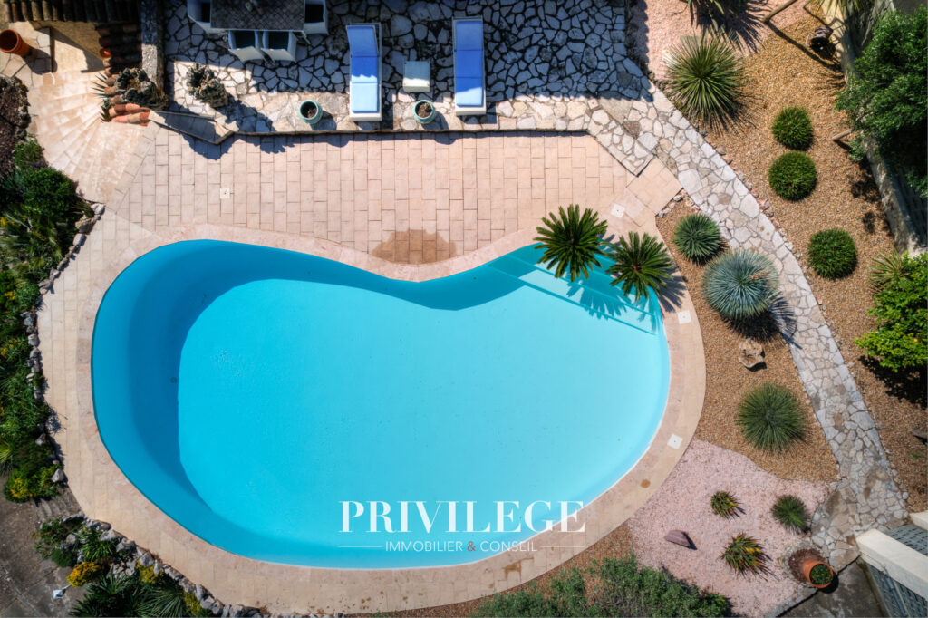 Mougins   Villa familiale au charme intemporel avec vue déga – 7 pièces – 6 chambres – 170 m²