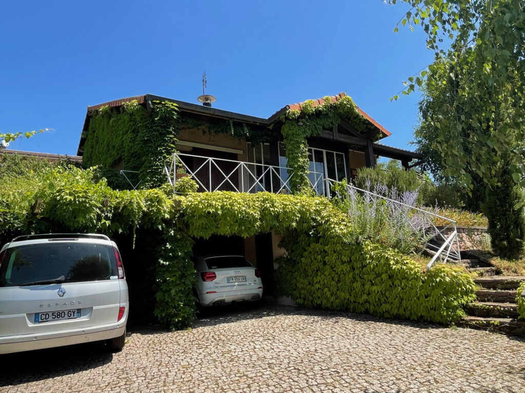 Beaujolais vert : maison calme, écologique avec vue et pisci – 7 pièces – 5 chambres – 228.26 m²
