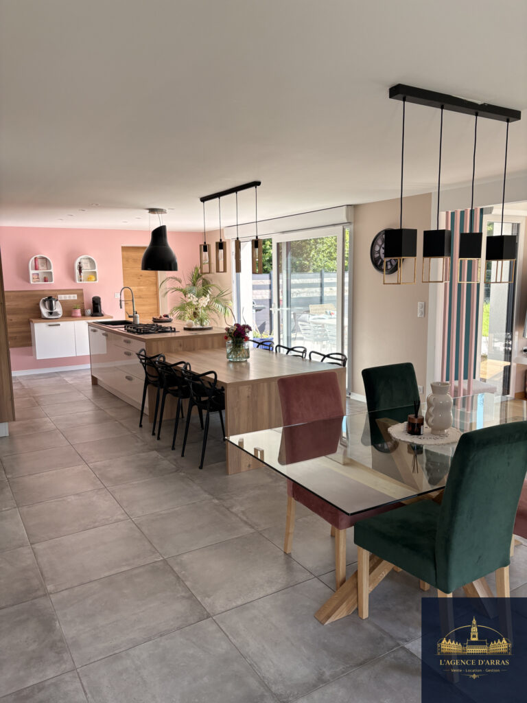 MAISON NEUVE IDEALEMENT SITUÉE CUA – 7 pièces – 5 chambres – 181 m²