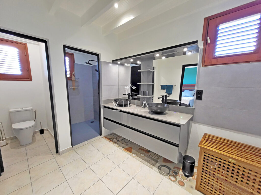 SUPERBE VILLA VUE MER 4 CHAMBRES+BUREAU – PISCINE – DESHAIES – 6 pièces – 4 chambres – 195 m²