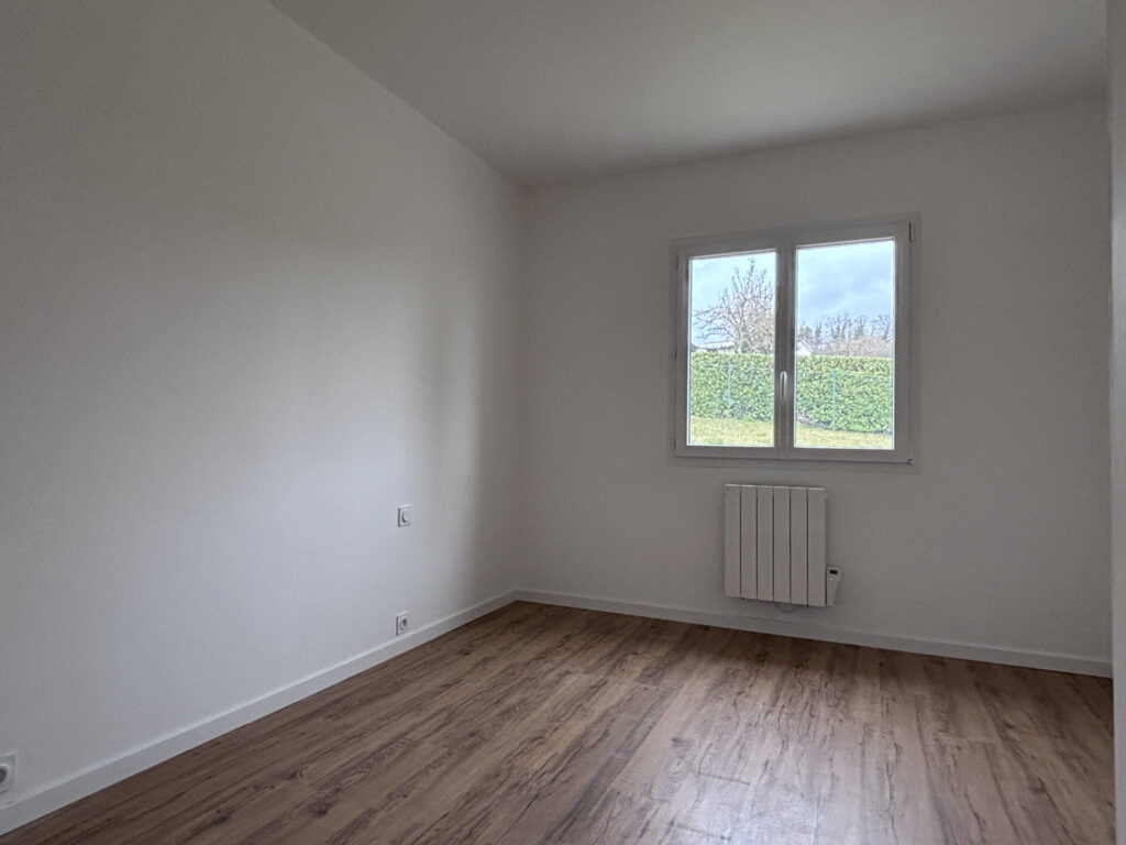 Pavillon de plain-pied rénové avec bel environnement et gran – 4 pièces – 2 chambres – 73 m²