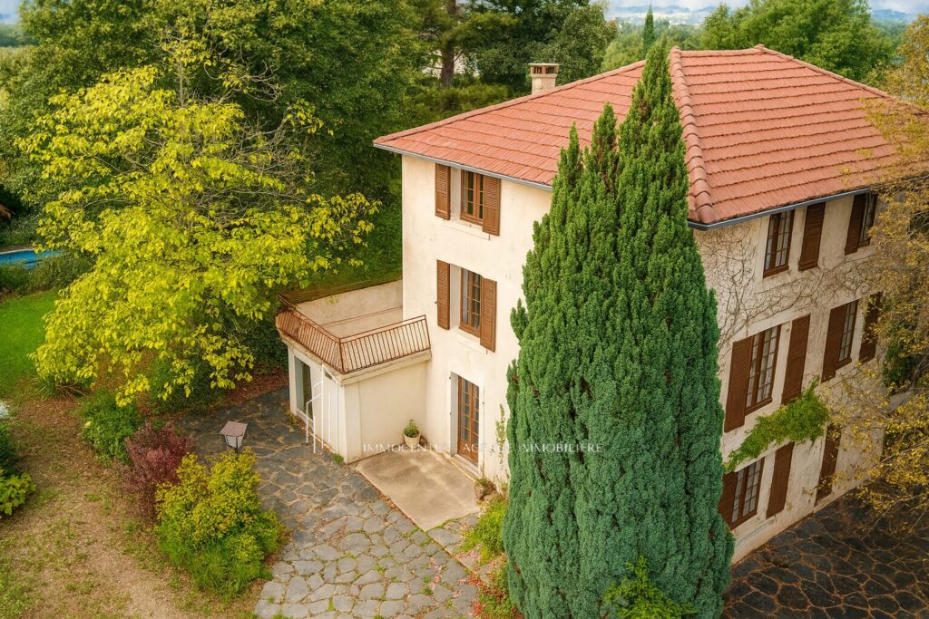 Annonce immobilière   Exceptionnelle propriété à 10 MN au su – 9 pièces – 6 chambres – 300 m²