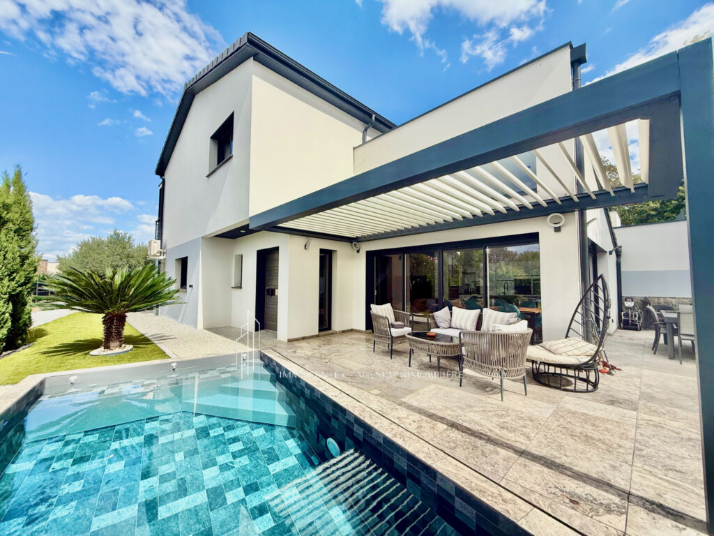 Villa récente   Excellent état   Prestations haut de gamme   – 7 pièces – 5 chambres – 165 m²