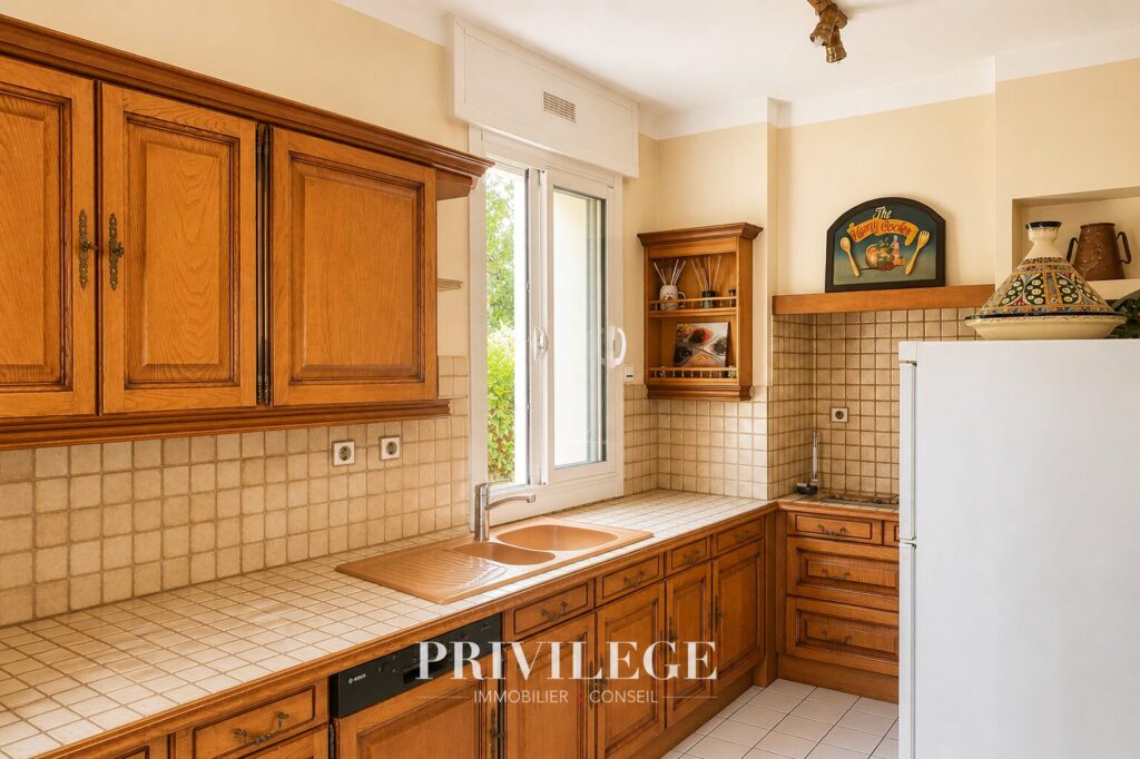 Maison de 225 m2 sur un terrain de 1715 m2 fort potentiel d&rsquo; – 7 pièces – 5 chambres – 229 m²