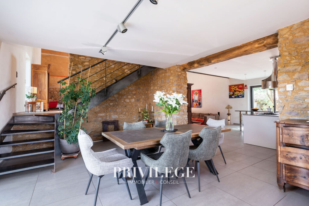 Ancien corps de ferme rénové, vue imprenable, 5 chambres – 6 pièces – 5 chambres – 304 m²