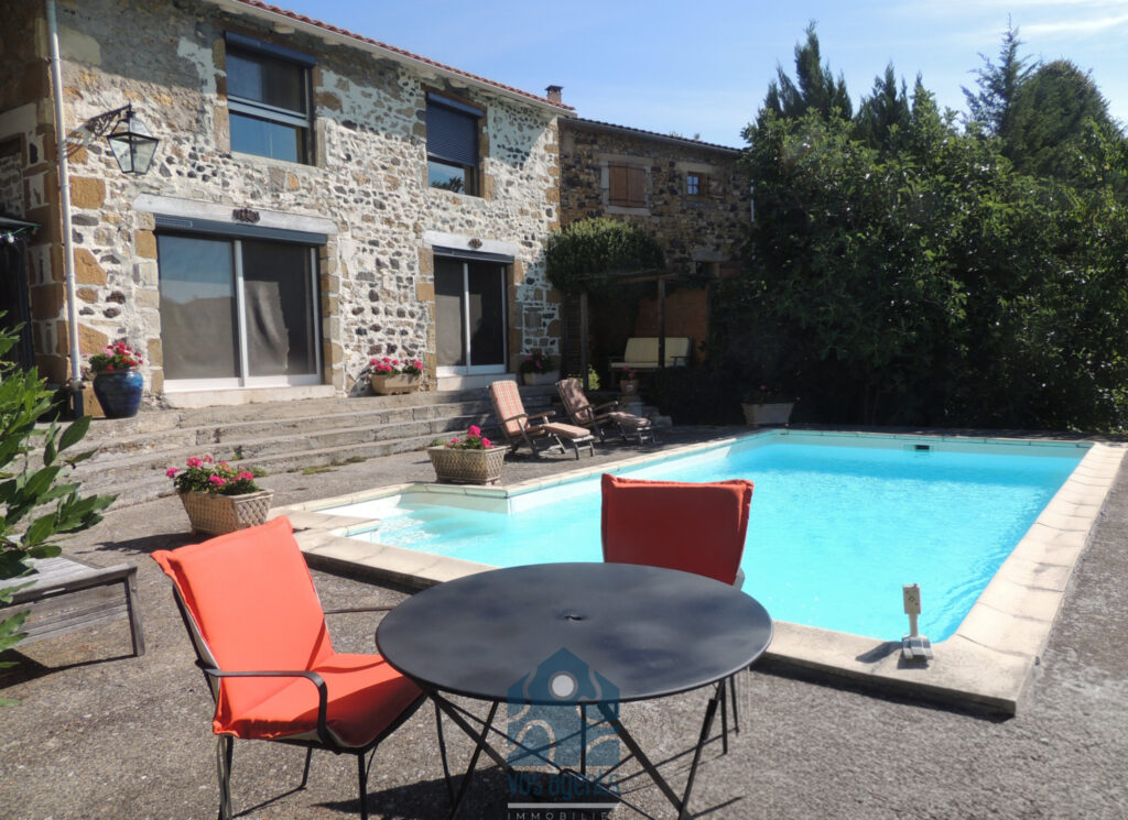 Maison 8 pièces avec piscine et jardin – 8 pièces – 4 chambres – 211 m²