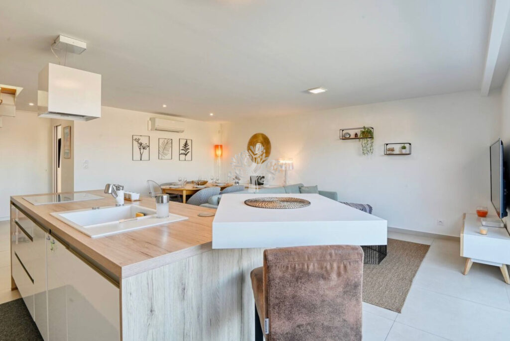 A VENDRE SANARY SUR MER PENTHOUSE D&rsquo;EXCEPTION VUE MER TROPEZ – 4 pièces – 3 chambres – 104.61 m²