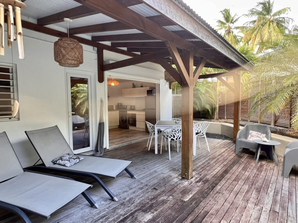 Villa avec vue mer et gîtes à Saint-François – 9 pièces – 6 chambres – 200 m²