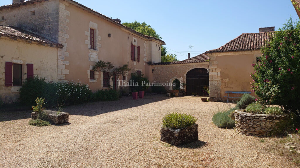 SUPERBE PROPRIETE A RENOVER   380 m2 environ -10 chambres, 1 – 16 pièces – 10 chambres – 390 m²