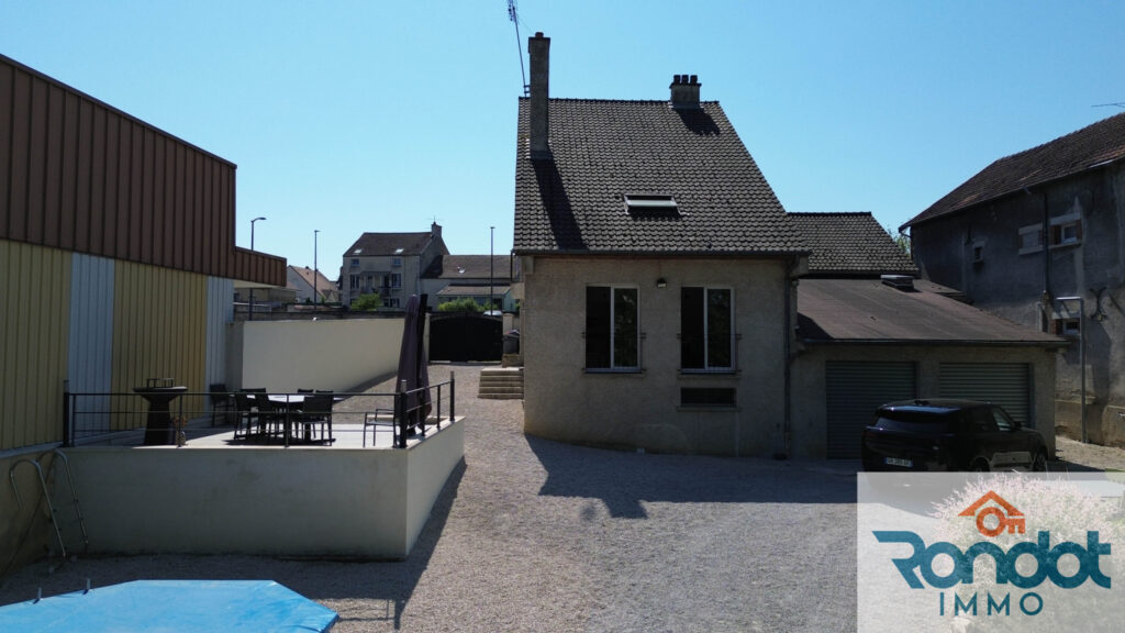 MAISON 5 PIECES/3 CHAMBRES/130 M2 ENVIRON – 5 pièces – 3 chambres – 130 m²
