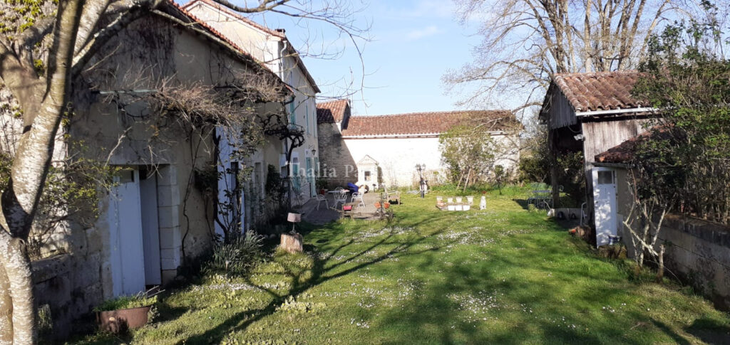 Propriété avec gîte et dépendances dans un paisible hameau e – 9 pièces – 5 chambres – 215 m²