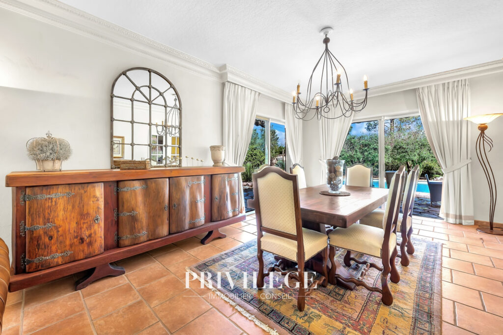 Mougins   Villa familiale au charme intemporel avec vue déga – 7 pièces – 6 chambres – 170 m²